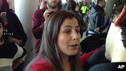 一位留学美国的伊朗学生在纽约肯尼迪机场被释放后向朋友致意2017年1月29日)