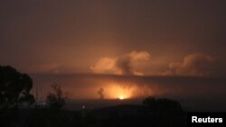 2023年10月27日,从以色列南部的斯德洛特看到加沙地带的爆炸景象。(路透社)