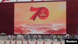 中国北京天安门广场树立的庆祝中共建政70周年的巨型屏幕。(2019年9月26日)