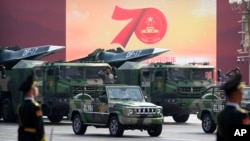 资料照片:在北京天安门广场为庆祝中共建政70年举行的阅兵式上展示的中国车载东风17型弹道导弹。(2019年10月1日)