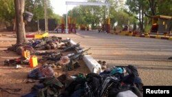 博科圣地组织被缴获的武器、个人用品和死亡士兵的遗体