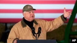 (资料照)明尼苏达州州长蒂姆·沃尔兹在明尼苏达州诺斯菲尔德发表演说。(美联社,2023年11月1日)
