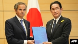国际原子能机构总干事格罗西2023年7月4日在东京的首相官邸将该机构对福岛核废水处理的综合评估报告交给日本首相岸田文雄。(法新社图片)