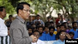 ရခိုင်ပြည်နယ်ဝန်ကြီးချုပ် ဦးမောင်မောင်အုန်းက မြန်မာ့ရေတပ်ကကယ်တယ်ထားတဲ့ ဘင်္ဂလားဒေ့ရှ်နိုင်ငံက လှေစီးထွက်ပြေးလာသူတွေ နဲ့ တွေ့ဆုံစကားပြောစဉ်။ (မေ ၂၃၊ ၂၀၁၅)