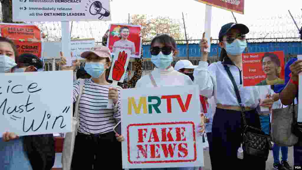 ဘရူနိုင်းသံရုံးနဲ့ ရုရှားသံရုံးရှေ့မှာ တွေ့ရတဲ့ စစ်အာဏာသိမ်း ဆန့်ကျင် ဆန္ဒပြ မြင်ကွင်း။