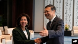 美国商务部长雷蒙多2023年8月30日与上海市委书记陈吉宁会面。(美联社)