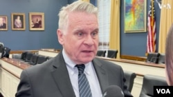 资料照片:新泽西州共和党籍联邦众议员克里斯·史密斯接受美国之音采访。(2024年12月5日)