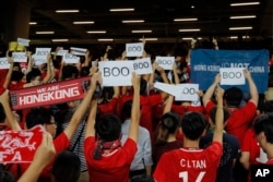 资料照:香港球迷在香港队对阵伊朗队的世界杯资格赛期间演奏中国国歌时发出嘘声。(2019年9月10日)