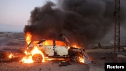 一辆记者乘坐的汽车10月13日在黎巴嫩南部与以色列的边界地区爆炸燃烧。路透社摄影记者伊萨姆·阿卜杜拉(Issam Abdallah)当场丧生,他的一些同事受伤。