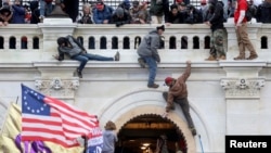Những người ủng hộ Tổng thống Trump tấn công Điện Capitol trong vụ bạo loạn tại trụ sở Quốc hội Mỹ ở Washington DC hôm 6/1. Chiến dịch bầu cử đầy sóng gió được cho là một trong những nguyên nhân khiến Mỹ đã mất đi vị trí siêu cường có quyền lực mềm số 1 thế giới.