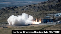 美国海军与陆军合作在犹他州试射新研发的高超音速导弹。(2021年10月28日)