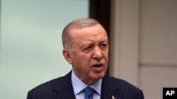 土耳其将全面中止与以色列的贸易,以促使以色列妥协停火。土耳其总统埃尔多安称土耳其不能对以色列轰炸手无寸铁的巴勒斯坦人袖手旁观。(美联社)