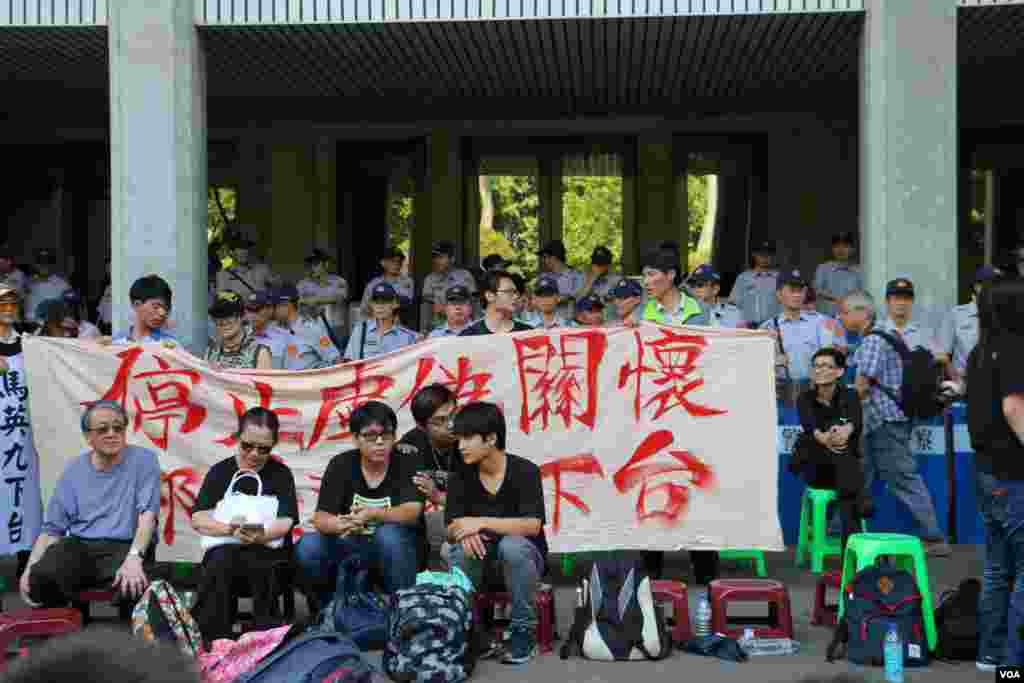 学生抗议“课纲微调”现场(美国之音杨明拍摄)