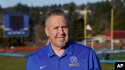 资料照片:前华盛顿州布雷默顿高中美式橄榄球教练约瑟夫·肯尼迪摄于2022年3月9日的照片。美国最高法院6月27日做出裁决,支持他在赛后试图跪在赛场上祈祷的做法。