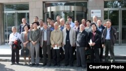 陈小鲁(第二排中)等校友与当年八中老师合影 (北京八中老三届同学会网站图片/黄坚提供)