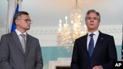 资料照片:美国国务卿布林肯在位于华盛顿的美国国务院与时任乌克兰外交部长库列巴会晤期间讲话。(2024年7月9日)