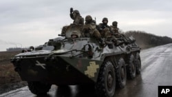 乌克兰士兵乘坐军车驶往乌东顿涅茨克地区的乌格列达尔的作战前线。(2023年4月9日)