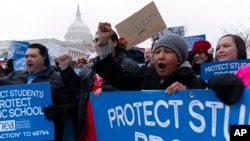 2月12日,示威人士在华盛顿美国国会大厦举行集会,反对美国总统唐纳德·特朗普和埃隆·马斯克的政策。