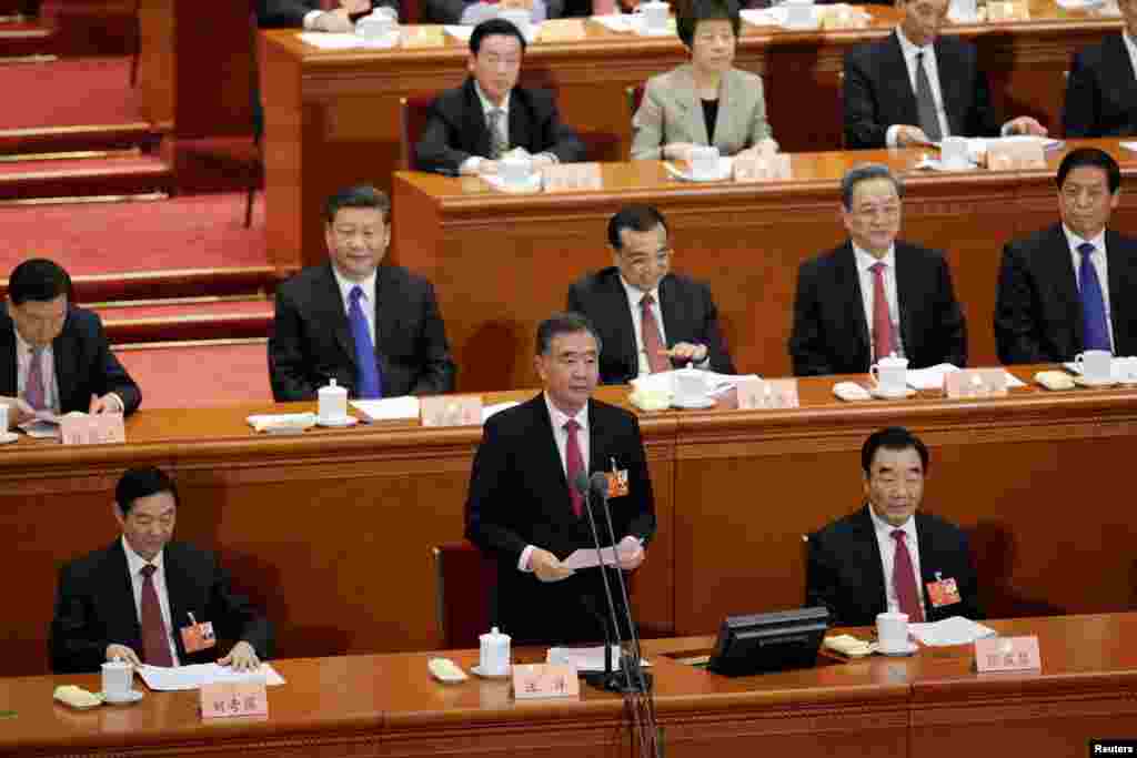 中国国务院副总理汪洋在2018年3月3日于中国人民大会堂举行的中国人民政治协商会议开幕式上致辞,习近平坐在他后面。汪洋后来成为政协主席。香港《星岛日报》8月16日报导援引消息人士透露,释学诚丑闻引起习近平、汪洋关注,中共统战部纪检组介入调查,勒令释学诚尽快辞职,“希望快刀斩乱麻,尽快止血。”