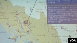 တပ်မတော်သတင်းမှန်ပြန်ကြားရေးကော်မတီ က သတင်းစာရှင်းလင်းပွဲ အတွင်း တိုက်ပွဲဖြစ်ပွားသည့် နေရာပြမြေပုံ (VOA)