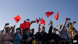 在蒙古乌兰巴托苏赫巴托广场上的中国天主教徒挥舞中国国旗希望一睹教宗方济各的风采。(2023年9月2日)