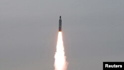 မြောက်ကိုရီးယား ပဲ့ထိန်းတပ်ဒုံး စမ်းသပ်စဉ် (ဓါတ်ပုံ-North Korea's Korean Central News Agency (KCNA))/ဧပြီလ ၂၄၊၂၀၁၆