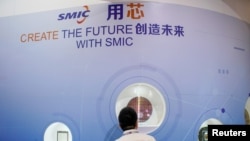 资料照片:中芯国际在上海举办的中国国际半导体博览会上的展台。(2020年10月14日)