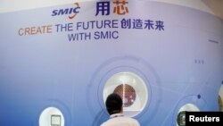 2020年10月14日,观众在上海参观中国国际半导体博览会的中芯国际的展台