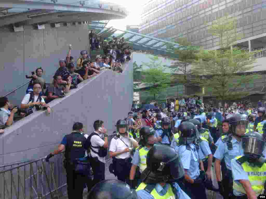 港人声援占中抗拒警方封锁中环金钟多处瘫痪（美国之音海彦拍摄）