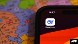 北京一部以中国地图为背景的手机上的DeepSeek应用程序标识(2025年1月28日)