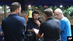 Nhân viên Cảnh sát Liên bang và lực lượng quốc phòng Úc thảo luận kế hoạch cứu đội bóng thiếu niên.