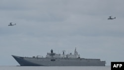 (FILES)2023年8月25日，在菲律宾三描礼士省圣安东尼奥镇海军基地举行的澳大利亚和菲律宾军队联合演习中，美国海军陆战队 V-22 鱼鹰飞机悬停在澳大利亚“堪培拉”号上空。