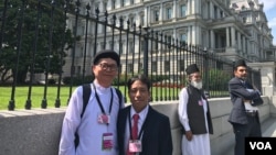 Mục sư Tin Lành A Ga và đạo hữu Cao Đài Lương Xuân Dương chụp hình lưu niệm trước khi vào Tòa Bạch Ốc gặp Tổng thống Donald Trump chiều ngày 17/7/19.