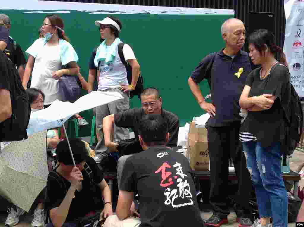 数千香港市民云集政府总部声援被困公民广场学生(美国之音图片/海彦拍摄)