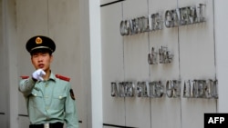 资料照:在美国驻成都总领事馆前一名中国武警士兵做出警告的手式。(2012年9月18日)