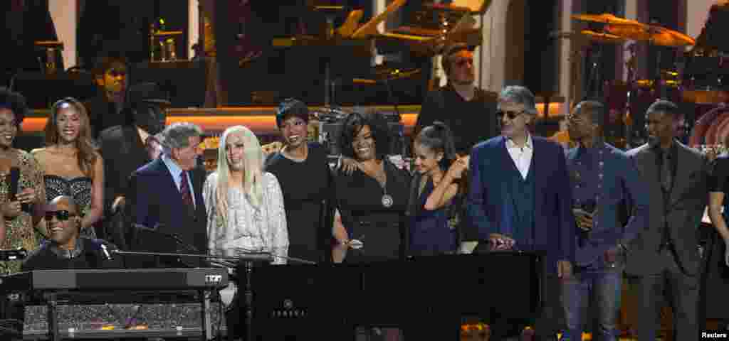 美国流行歌星“女神卡卡”和爱莉安娜·格兰德等人在洛杉矶演唱会上(2015年2月10日)