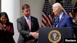 资料照片:拜登总统就美国铁路公司与铁路工人达成避免罢工的一项临时协议在白宫玫瑰园发表讲话,劳工部长沃尔什和劳工部副部长苏维思参加活动。(2022年9月15日)