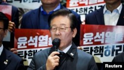 资料照:韩国主要反对党民主党领袖李在明在一个新闻发布会上讲话。(2024年12月7日)