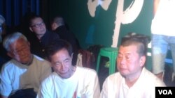 天主教香港教区荣休主教陈日君(左一)(美国之音图片)