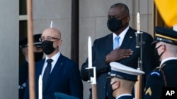 美国国防部长奥斯汀在国防部欢迎乌克兰国防部长的访问。(2021年11月18日)