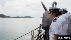 美国一艘军舰2016年12月15日在南中国海巡航期间在越南金兰港靠港 (美国海军照片)