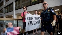 一些人在国会抗议共和党健保法案,警察到现场(2017年7月17日)