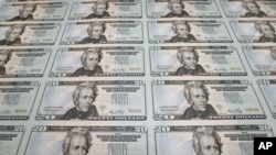 美国在2006年发行的20美元新钞,上面有时任财政部长的保尔森等两名财政官员的签名。保尔森2006年由高盛集团首席执行官担任财政部长时,个人收入大大减少。