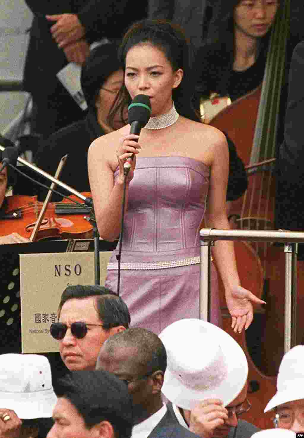 2000年5月20日,台湾流行歌手张惠妹在新任总统陈水扁就职典礼上高唱中华民国国歌。 当年5月23日,中国政府命令国家电视台、出版物和地方政府禁止该歌手的广告,称她为台独支持者。 张惠妹后来澄清演唱由公司安排,她自己从未宣扬任何政治理念,大陆对张惠妹的封杀才罢手。