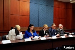 乌克兰国会代表团在乌克兰驻美大使馆举行记者会,议员安娜丝塔西娅∙拉蒂纳(中)在记者会上讲话。(2022年3月30日)