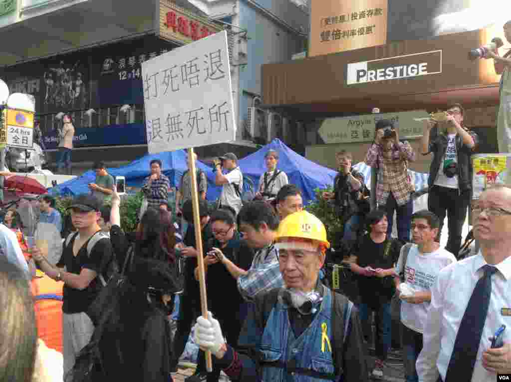 清理旺角占领区亚皆老街障碍物 (美国之音海彦拍摄)