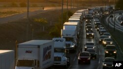 今年4月,在墨西哥等待进入美国的卡车(资料照)