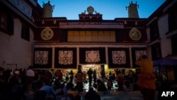 拉萨大昭寺外面的朝圣者(2016年9月10日)