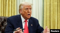 အမေရိကန်သမ္မတ Donald Trump က သမ္မတစီရင်ဆုံးဖြတ်ခွင့်အာဏာအရ ထုတ်ပြန်မိန့်များကို အိမ်ဖြူတော်ဘဲဥပုံရုံးခန်းမှာ လက်မှတ်ရေးထိုးနေစဥ်။