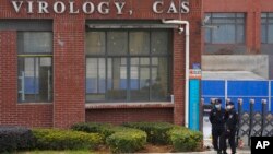 资料照片:在世界卫生组织团队来访之际,安全人权站在武汉病毒研究所入口附近。(2021年2月3日)